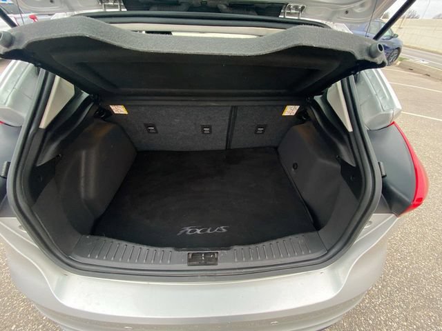 Used 2015 Ford Focus SE w/ SE Sport Package FWD image 11