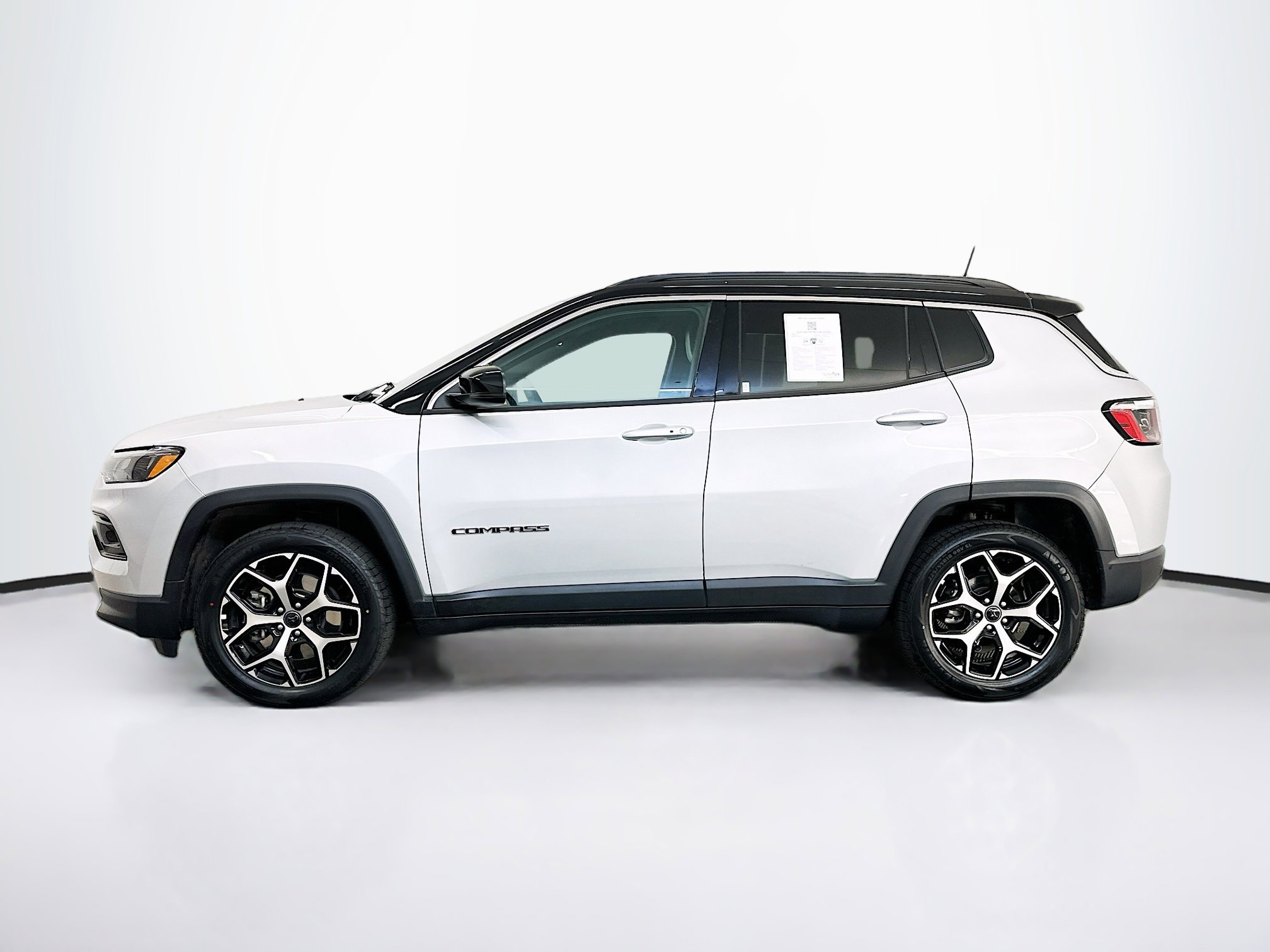 Used 2025 Jeep Compass Limited image 4
