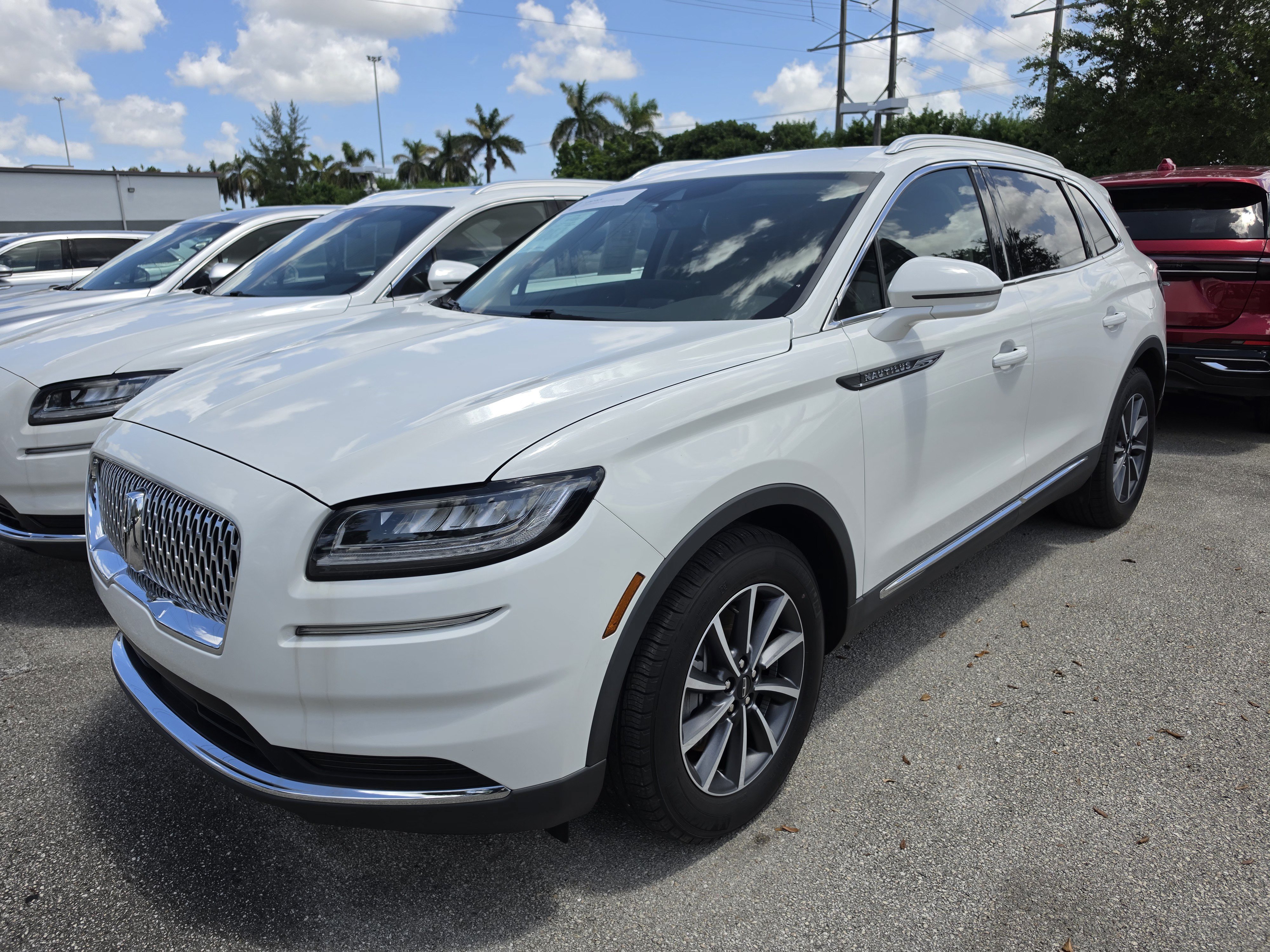 Used 2023 Lincoln Nautilus AWD image 2