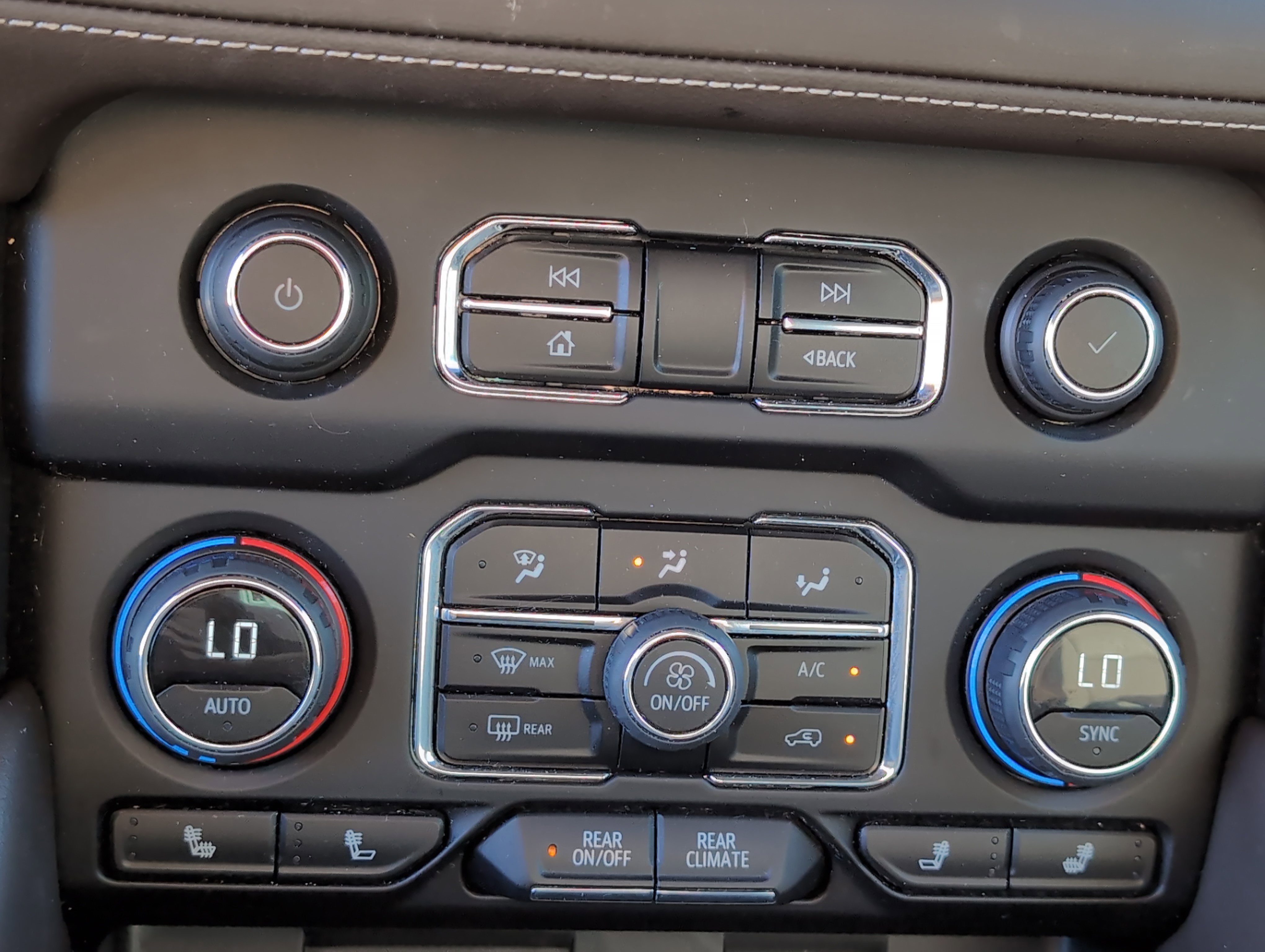 Used 2024 Chevrolet Tahoe Z71 w/ Luxury Package image 16