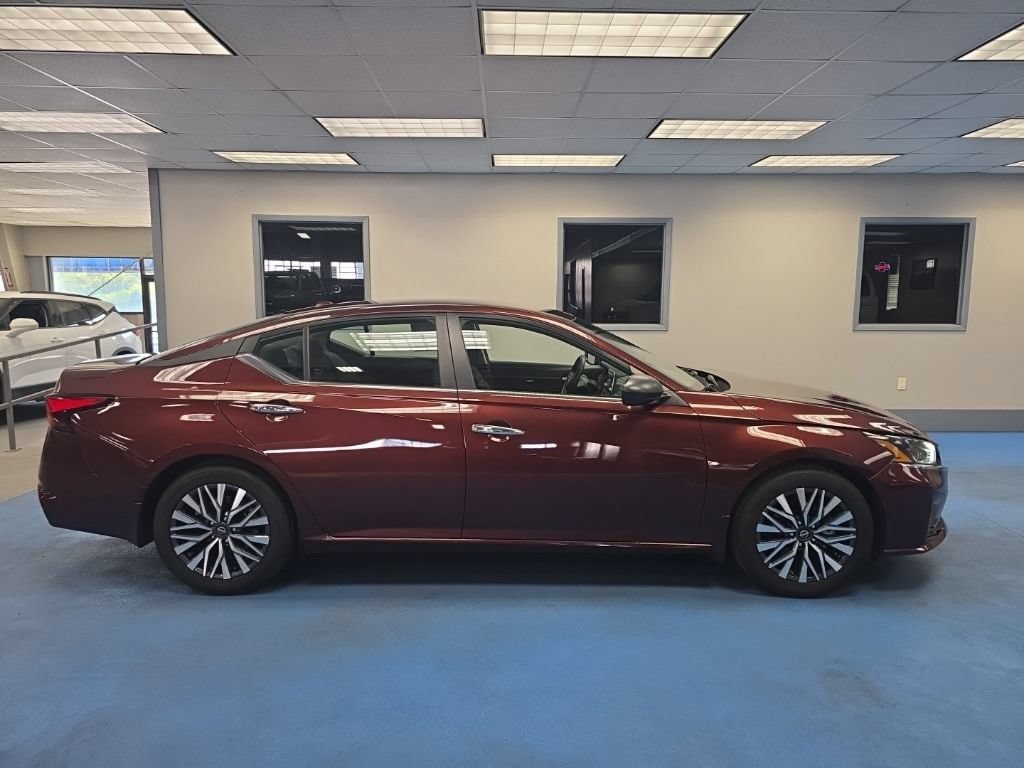 Used 2024 Nissan Altima 2.5 SV FWD image 2