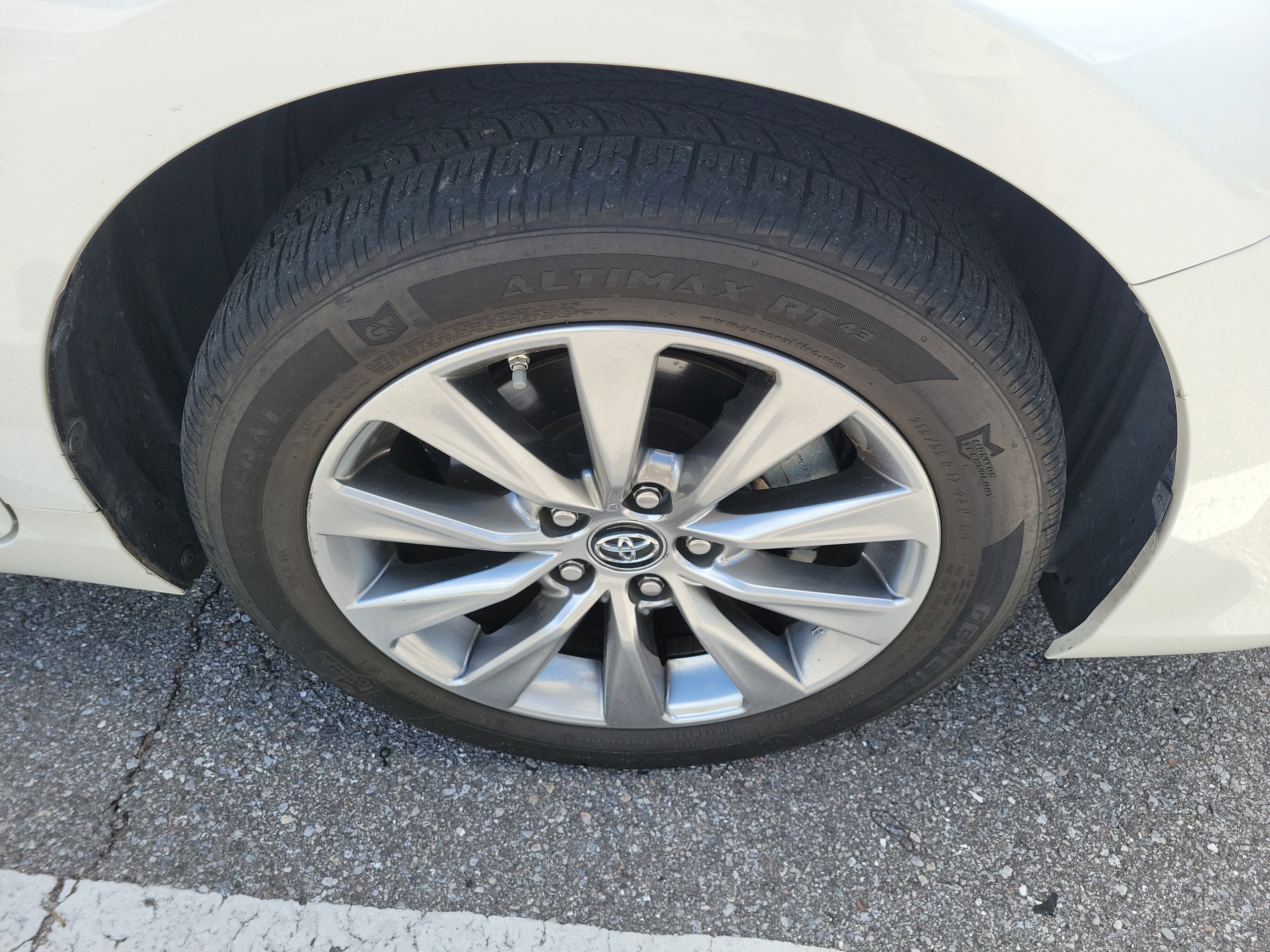 Used 2017 Toyota Camry XLE w/ Moonroof Package FWD image 8