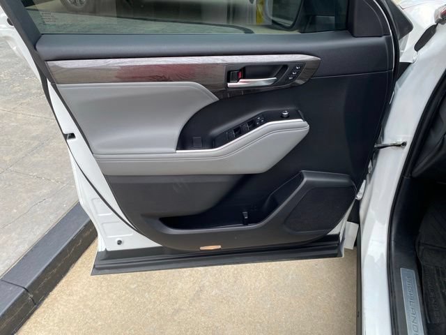 Certified 2022 Toyota Highlander Limited AWD/4WD image 19