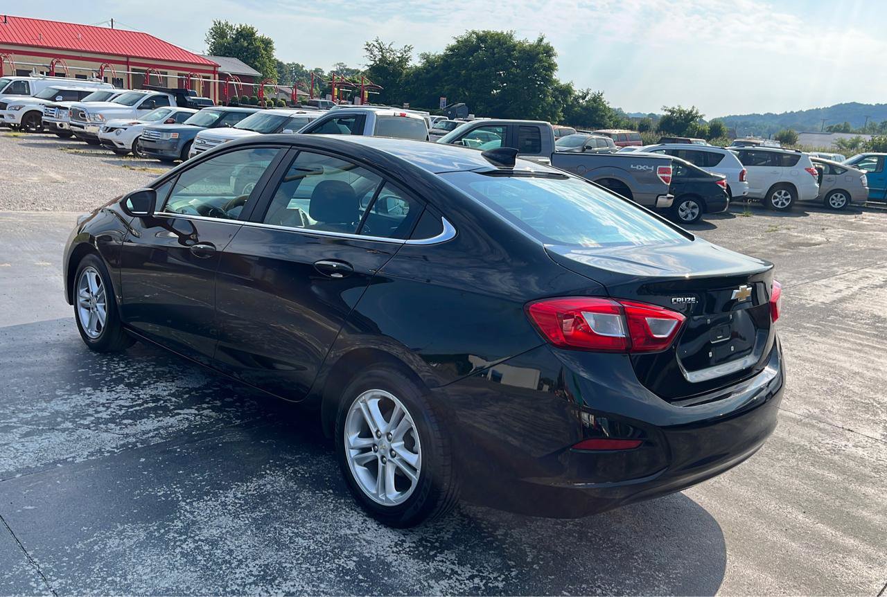 Used 2018 Chevrolet Cruze LT w/ Sun And Sound Package FWD image 5