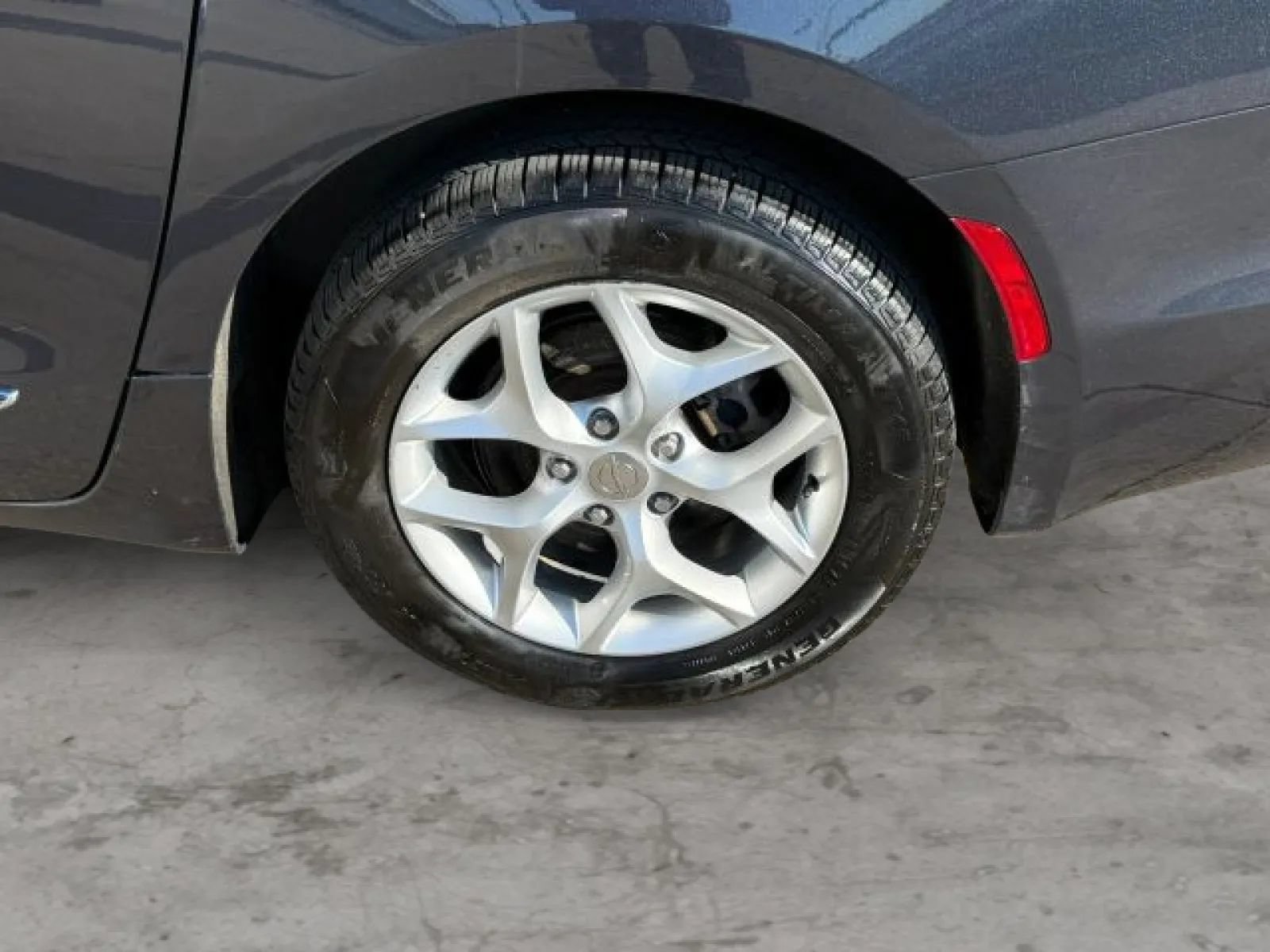 Used 2020 Chrysler Pacifica Touring-L FWD image 47
