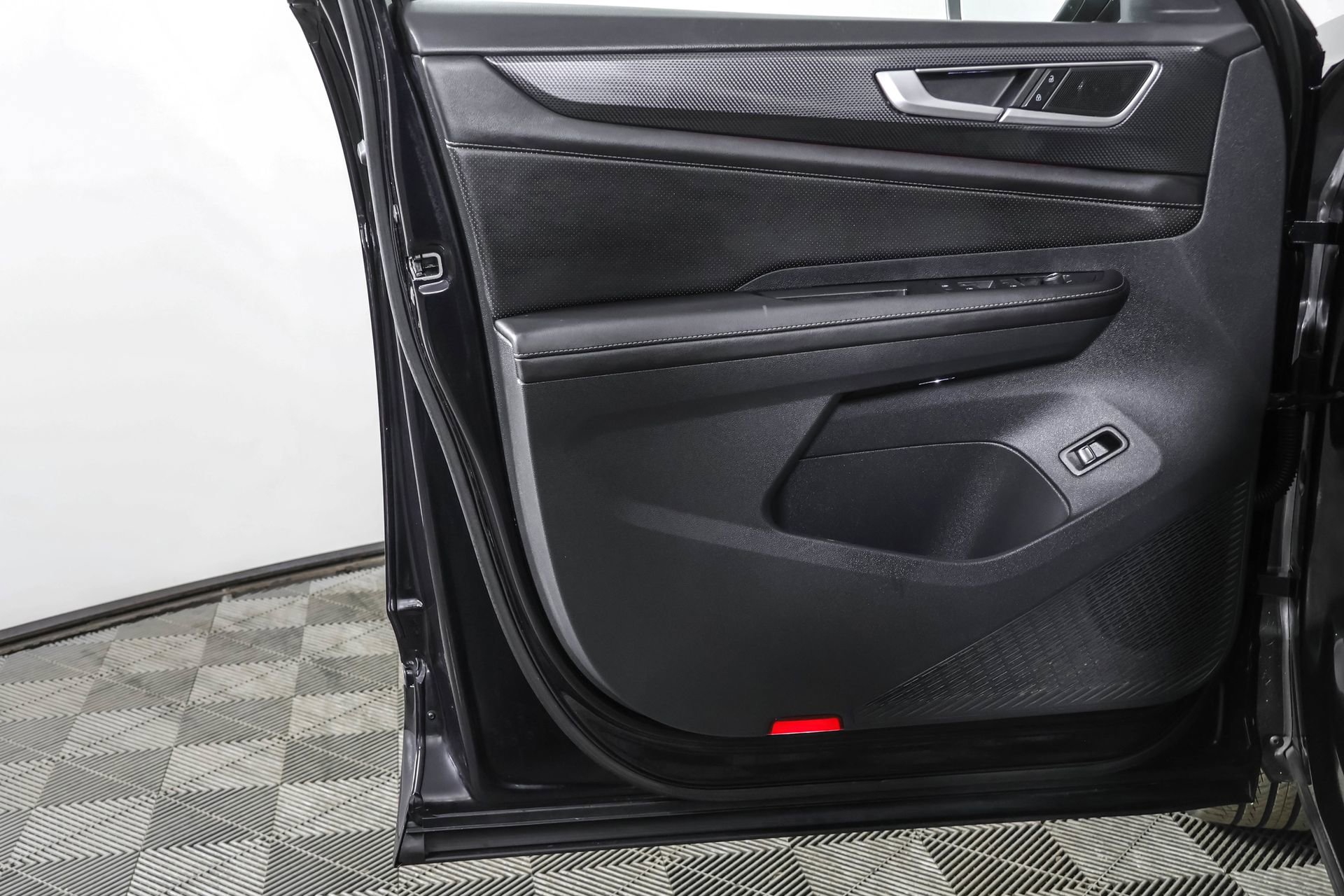 Used 2024 Volkswagen Atlas Cross Sport SEL R-Line image 33