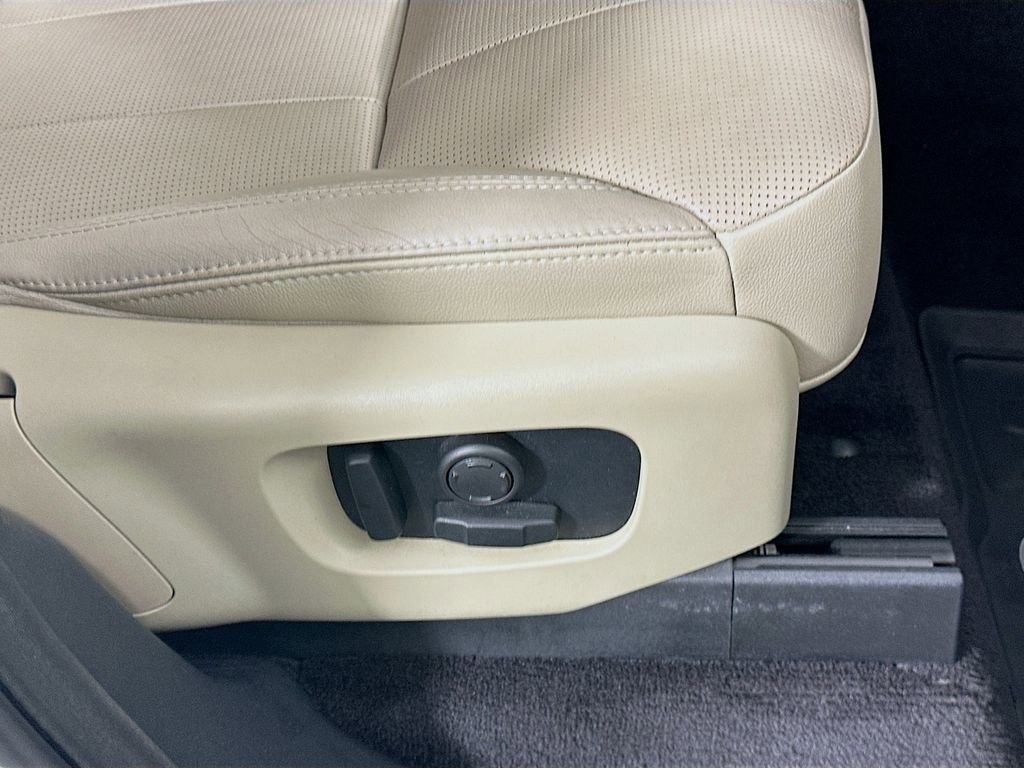 Used 2020 Land Rover Discovery Landmark image 23