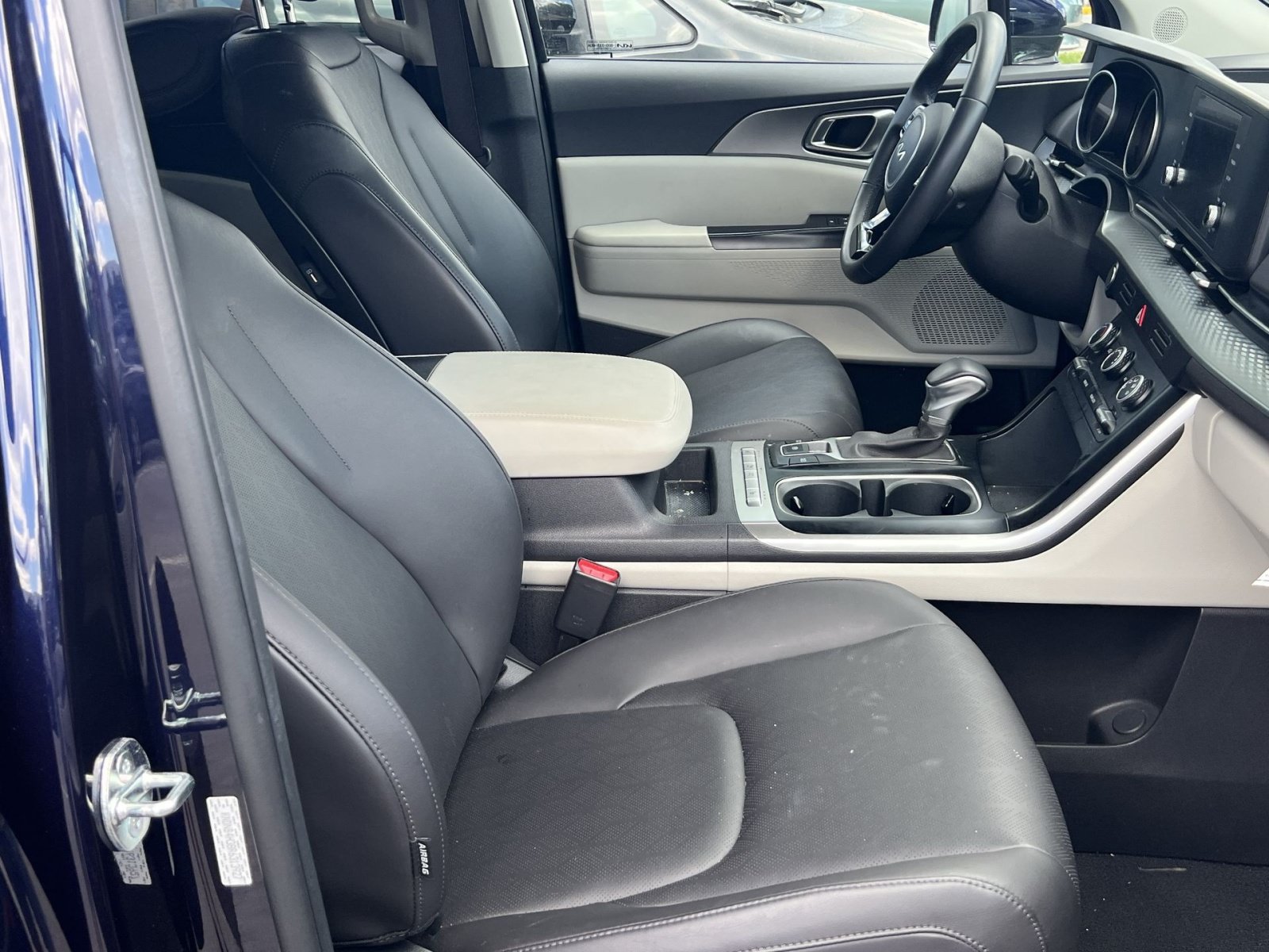 Used 2024 Kia Carnival LX FWD image 26