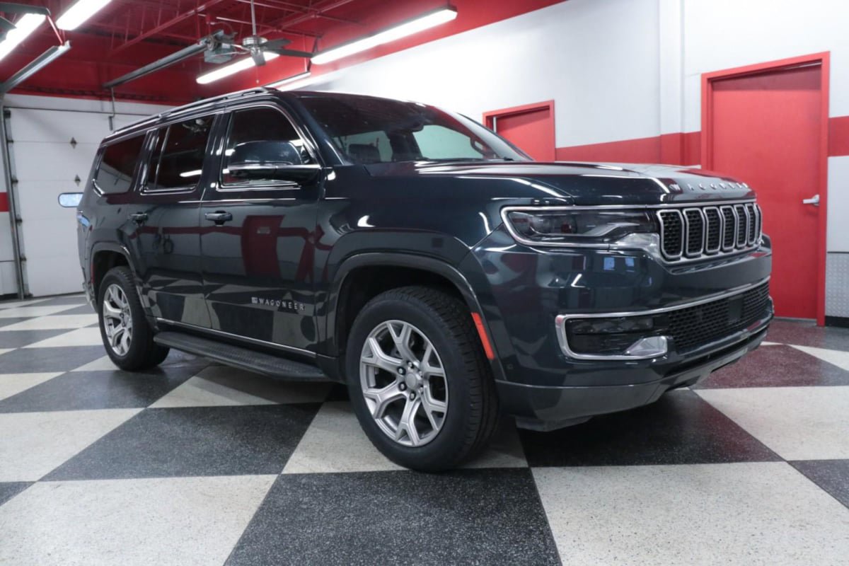 Used 2022 Jeep Wagoneer Series I w/ Premium Group I AWD/4WD image 2