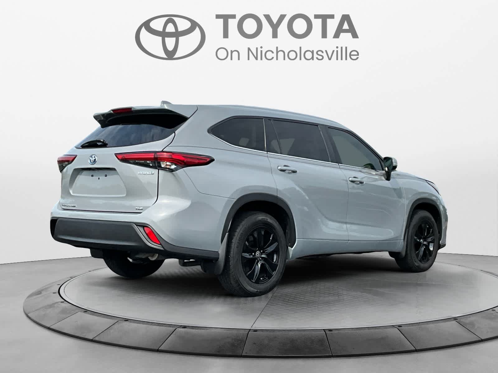 Used 2023 Toyota Highlander Bronze Edition FWD image 5