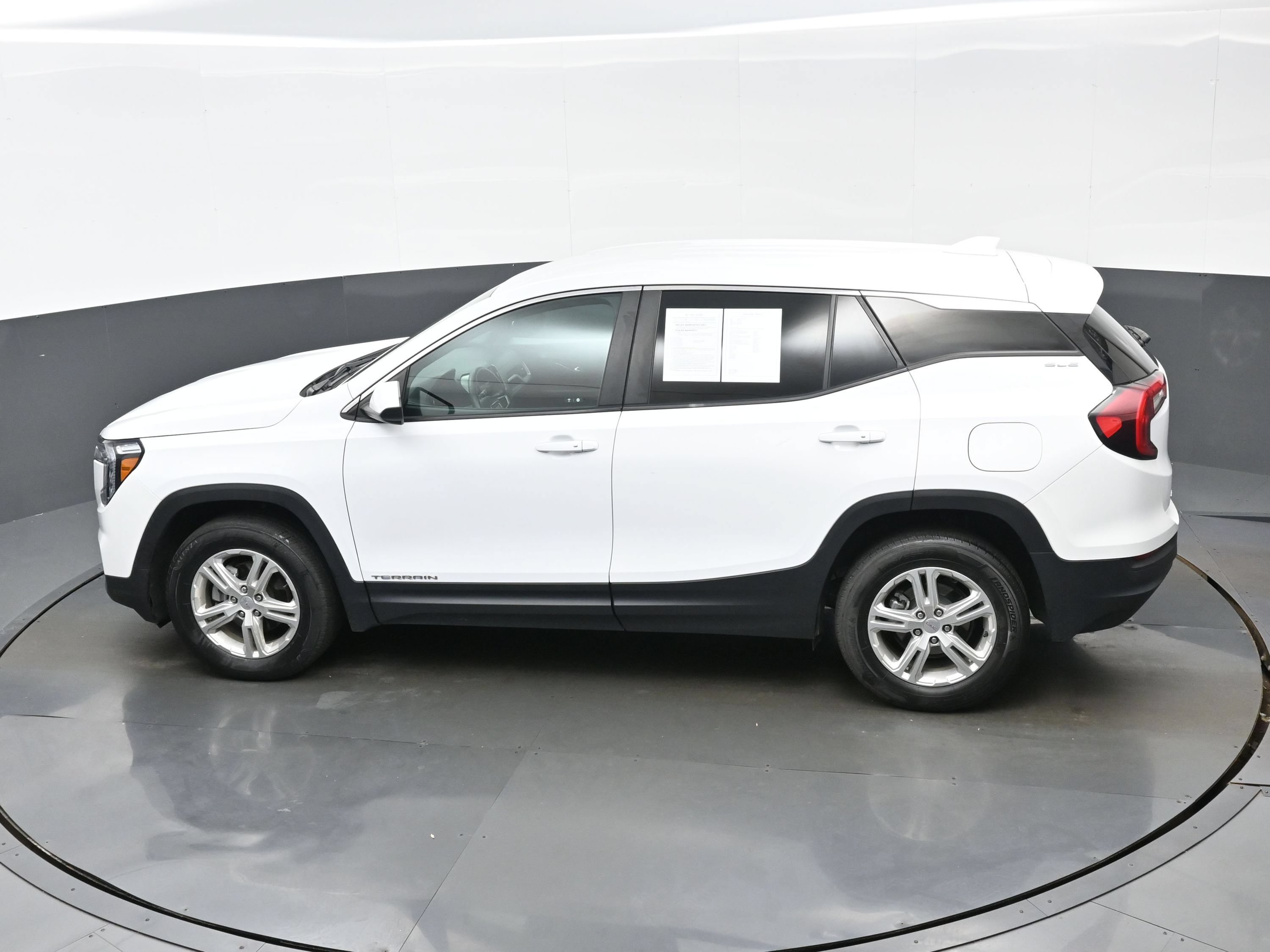 Used 2024 GMC Terrain SLE AWD/4WD image 33