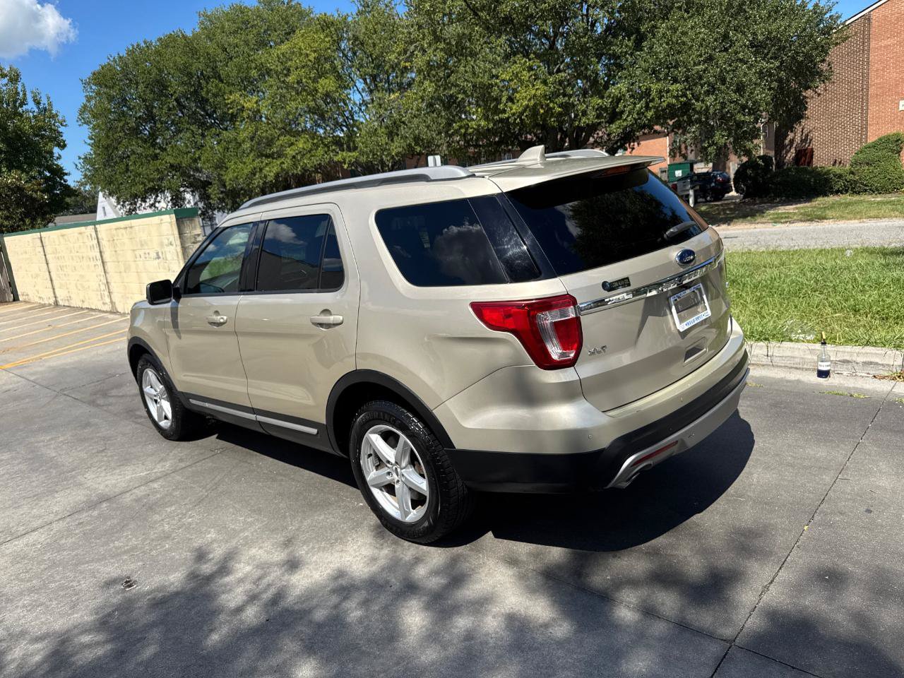 Used 2017 Ford Explorer XLT w/ Equipment Group 202A AWD/4WD image 4