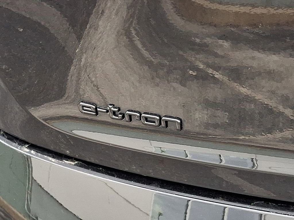 Used 2023 Audi e-tron Premium Plus w/ Premium Plus Package image 33