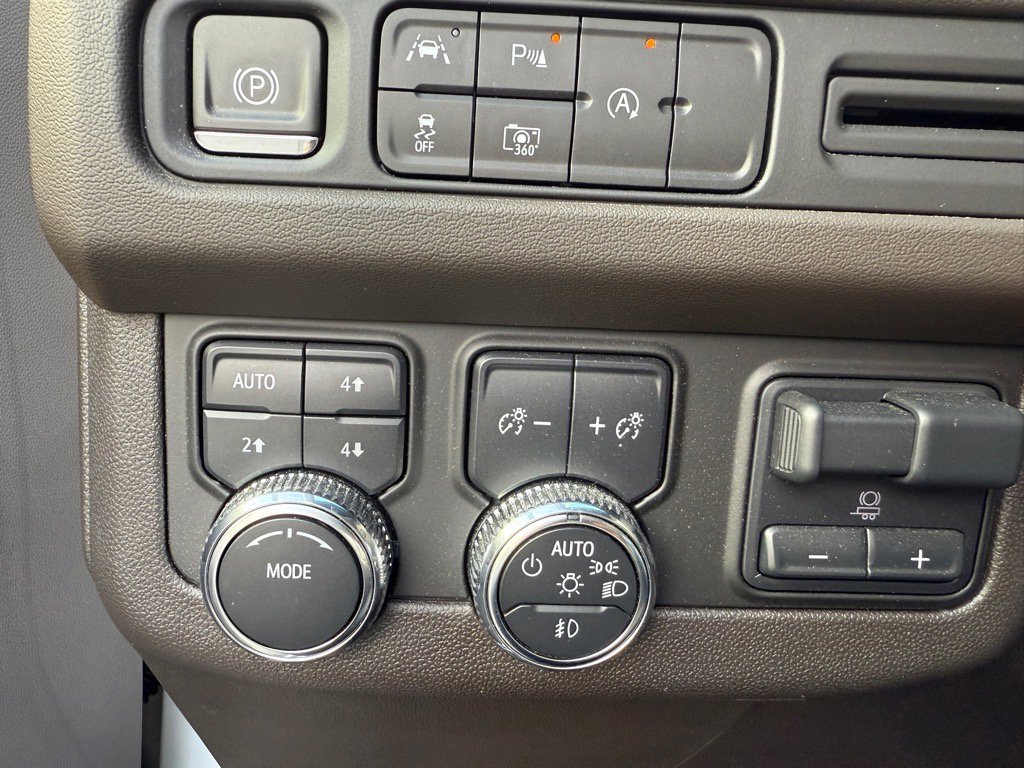 Used 2024 GMC Yukon SLT w/ SLT Luxury Package image 21