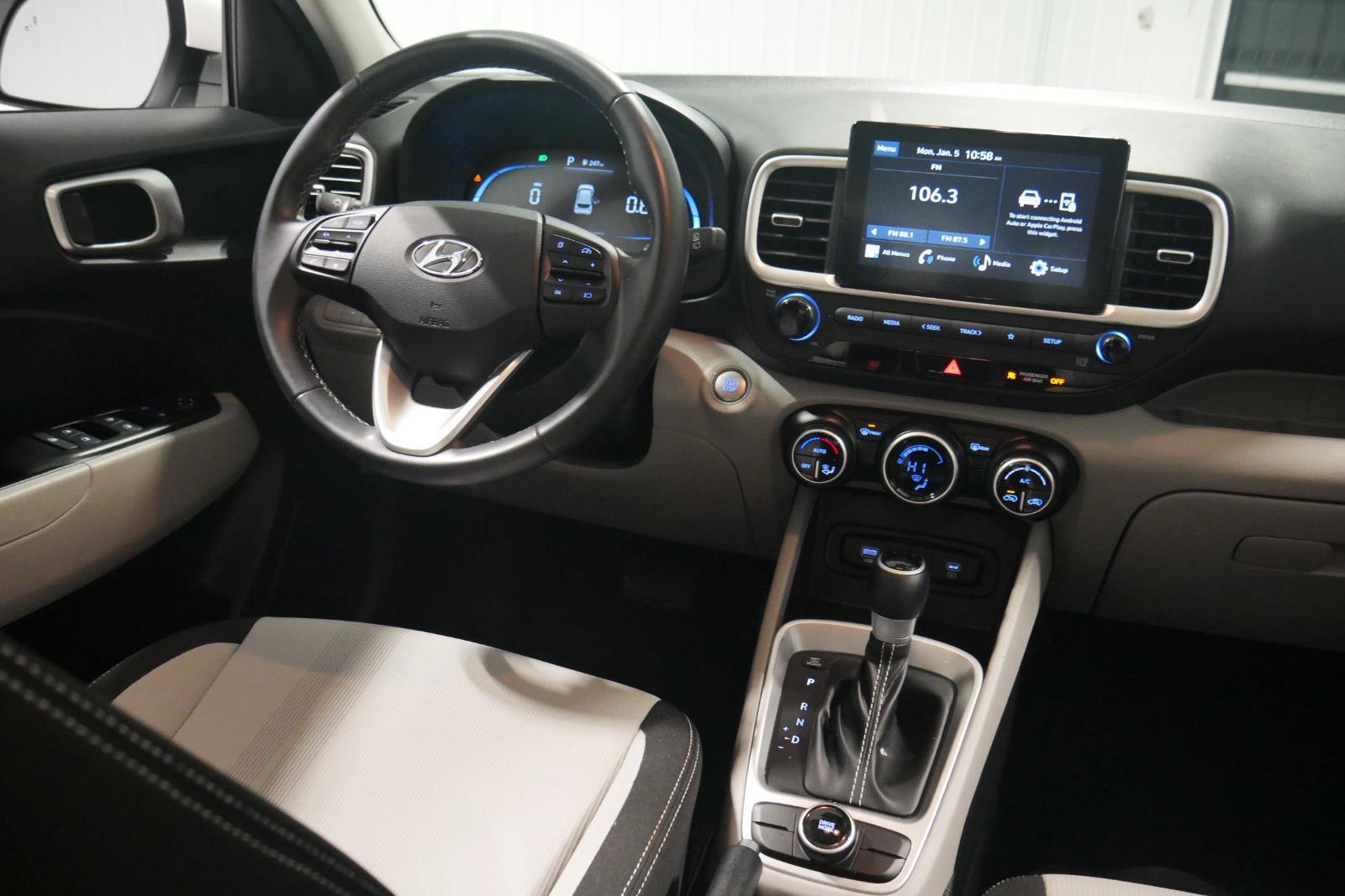 Used 2024 Hyundai Venue SEL image 18