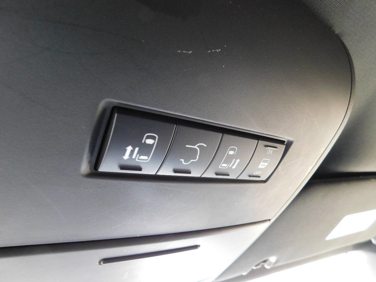 Used 2017 Dodge Grand Caravan SXT image 36