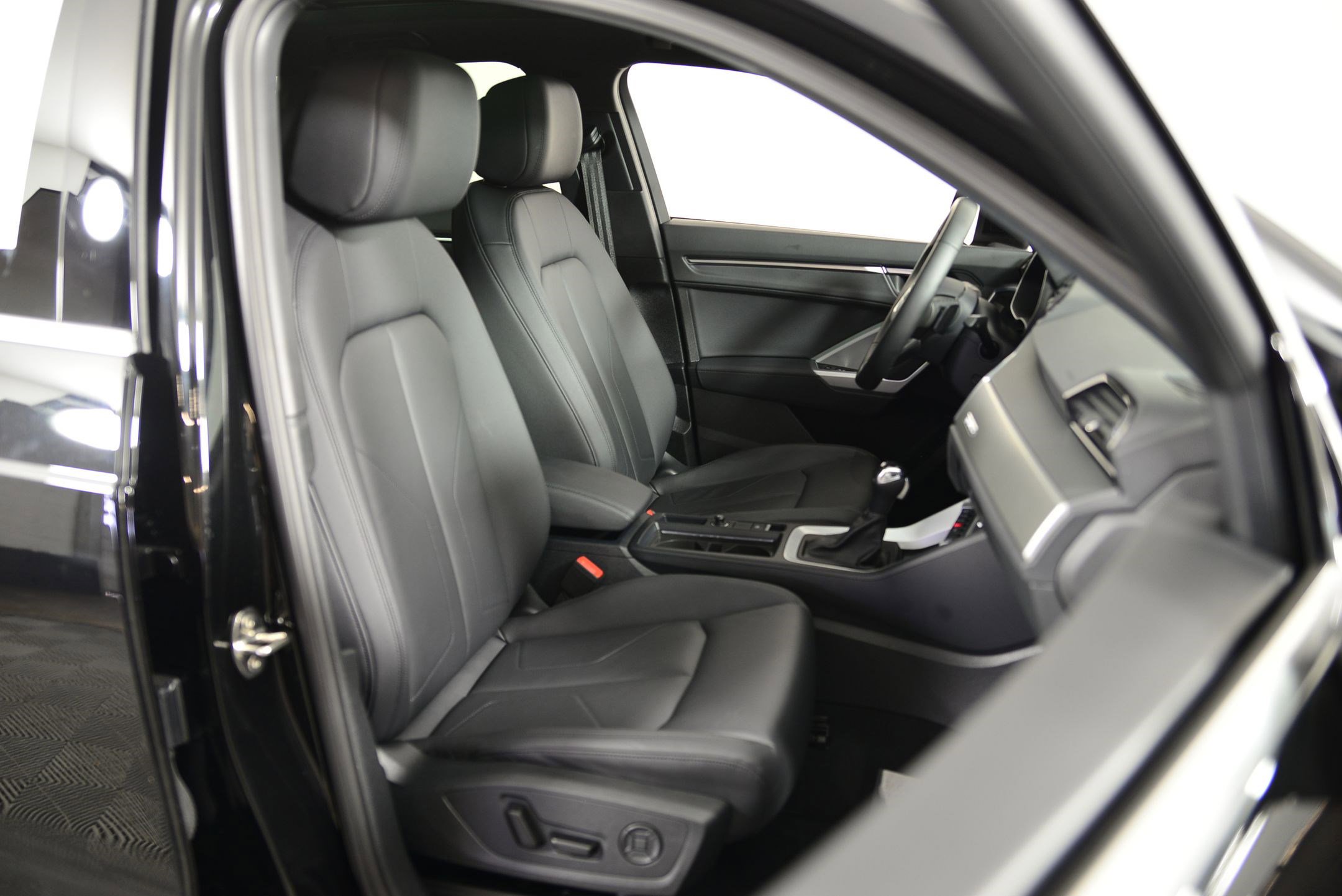 Certified 2025 Audi Q3 2.0T Premium w/ Convenience Package image 19