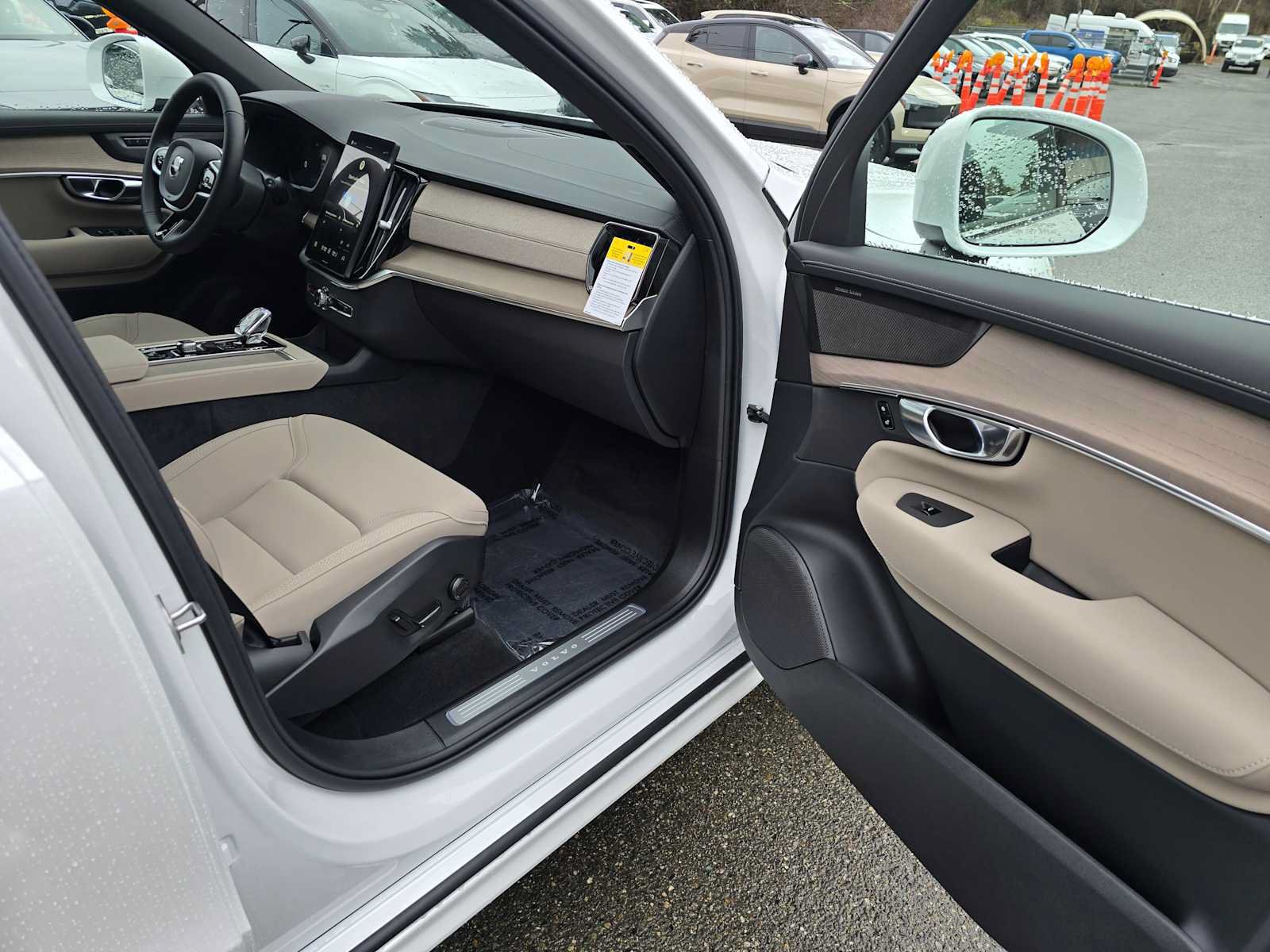 New 2026 Volvo XC90 B6 Plus w/ Protection Package Premier AWD/4WD image 12