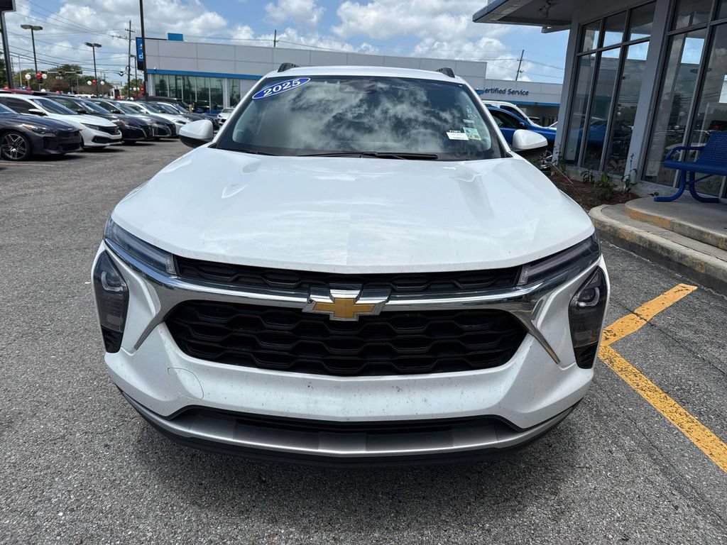Used 2025 Chevrolet Trax LT FWD image 2