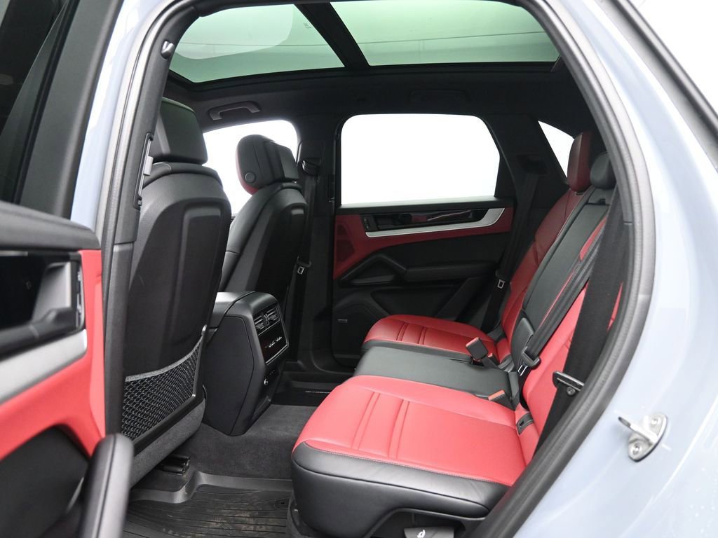 Used 2024 Porsche Cayenne image 28