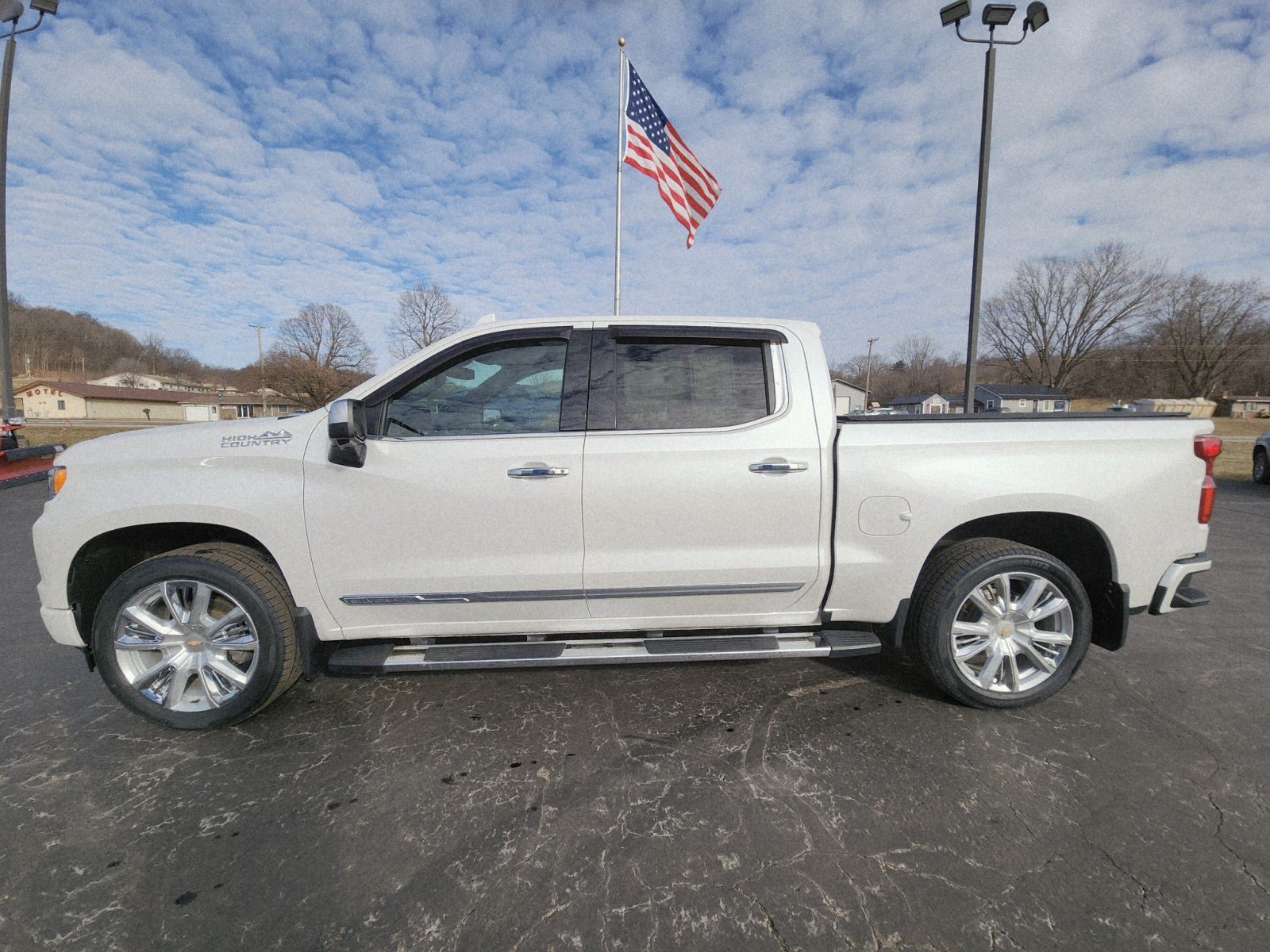 Used 2023 Chevrolet Silverado 1500 High Country w/ High Country Premium Package AWD/4WD image 2