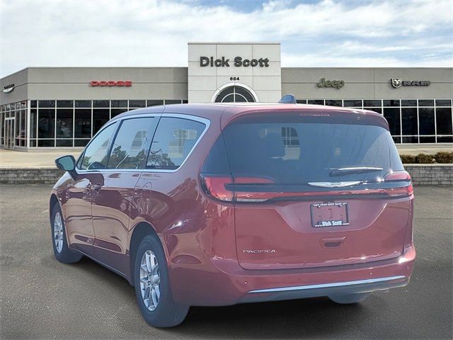 New 2026 Chrysler Pacifica Select image 3