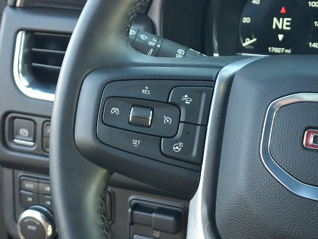 Used 2024 GMC Yukon XL SLT AWD/4WD image 7