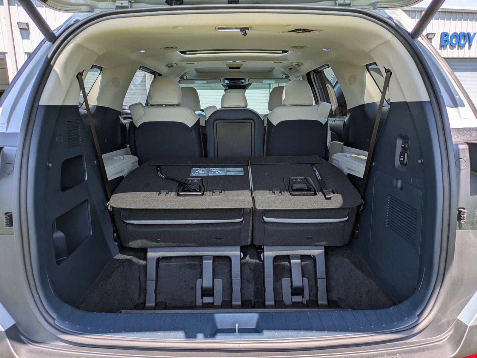 Certified 2025 Kia Carnival SX FWD image 10