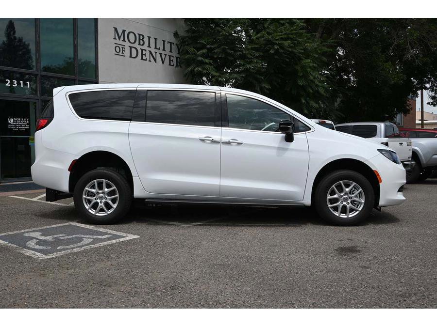 New 2025 Chrysler Voyager LX image 5