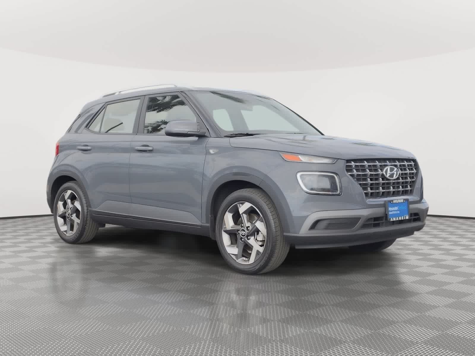 Used 2025 Hyundai Venue SEL FWD image 3