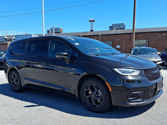 Used 2022 Chrysler Pacifica Touring-L w/ S Appearance Package image 3
