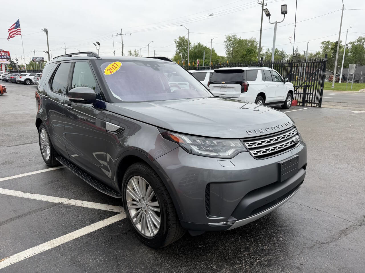 Used 2017 Land Rover Discovery HSE AWD/4WD image 3