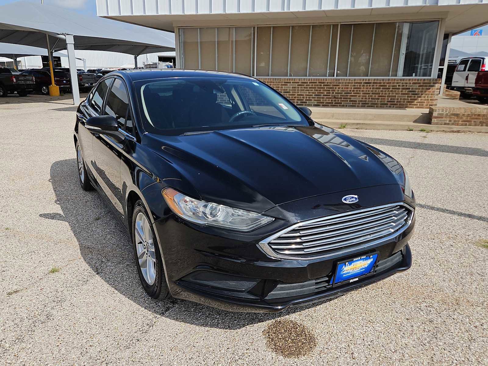 Used 2018 Ford Fusion SE FWD image 2