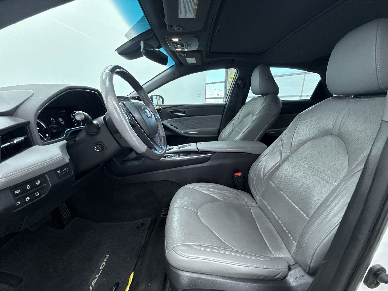 Used 2020 Toyota Avalon Limited image 11