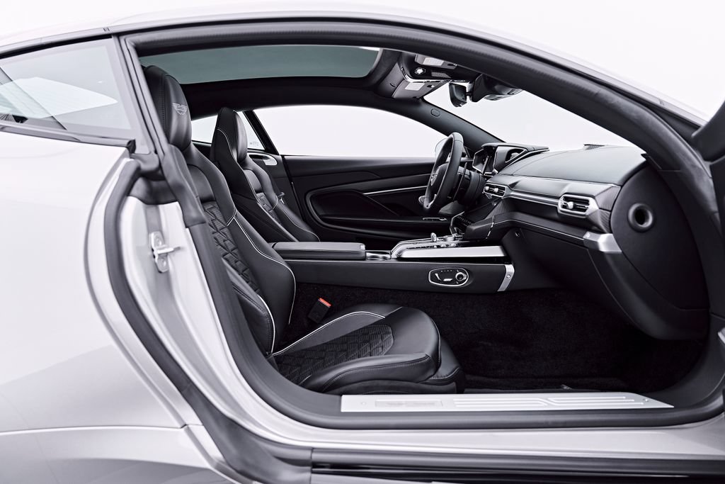 Used 2025 Aston Martin Vanquish RWD image 37