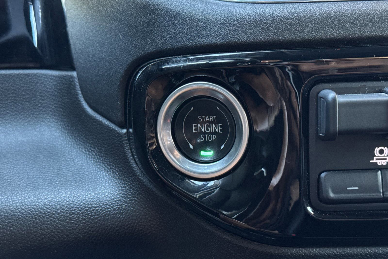 Certified 2025 GMC Sierra 1500 SLT RWD image 22