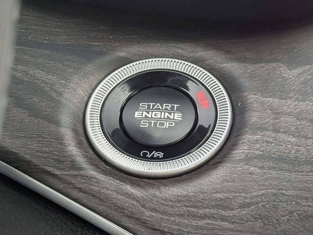 Used 2025 Jeep Grand Cherokee Limited w/ Luxury Tech Group II image 21