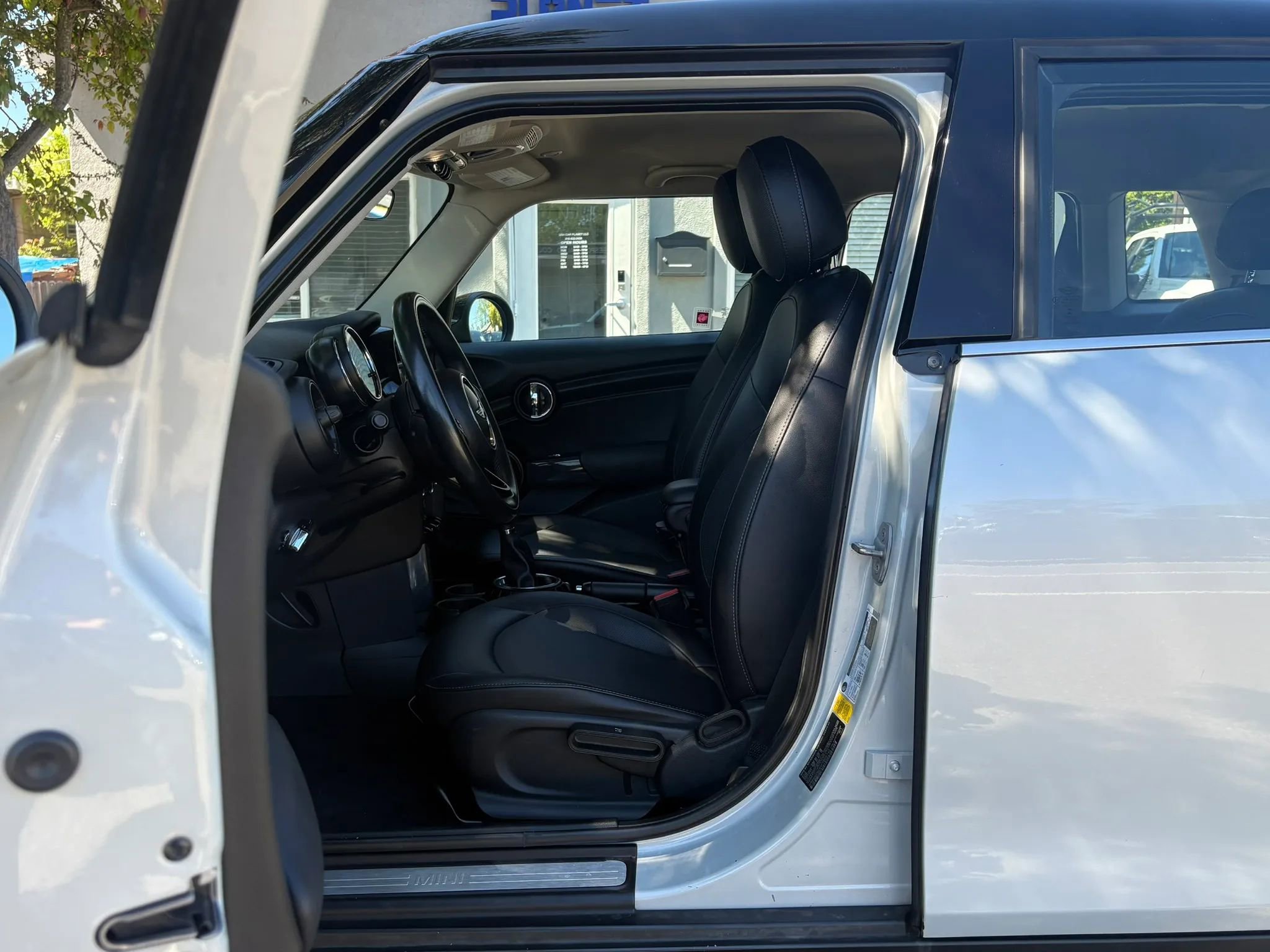 Used 2015 MINI Cooper 4-Door Hardtop image 9