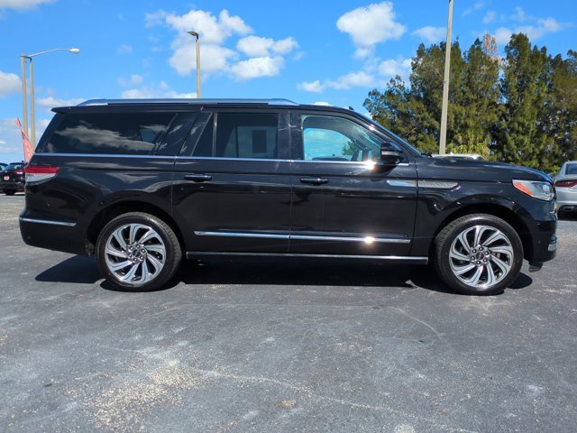 Used 2024 Lincoln Navigator L 4WD image 3