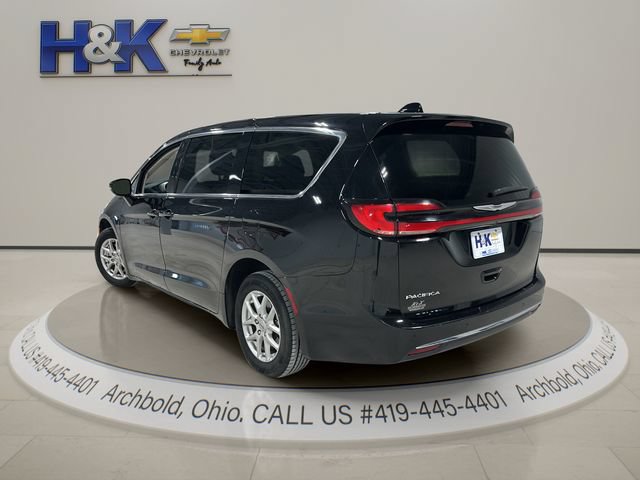 Used 2024 Chrysler Pacifica Touring-L FWD image 4