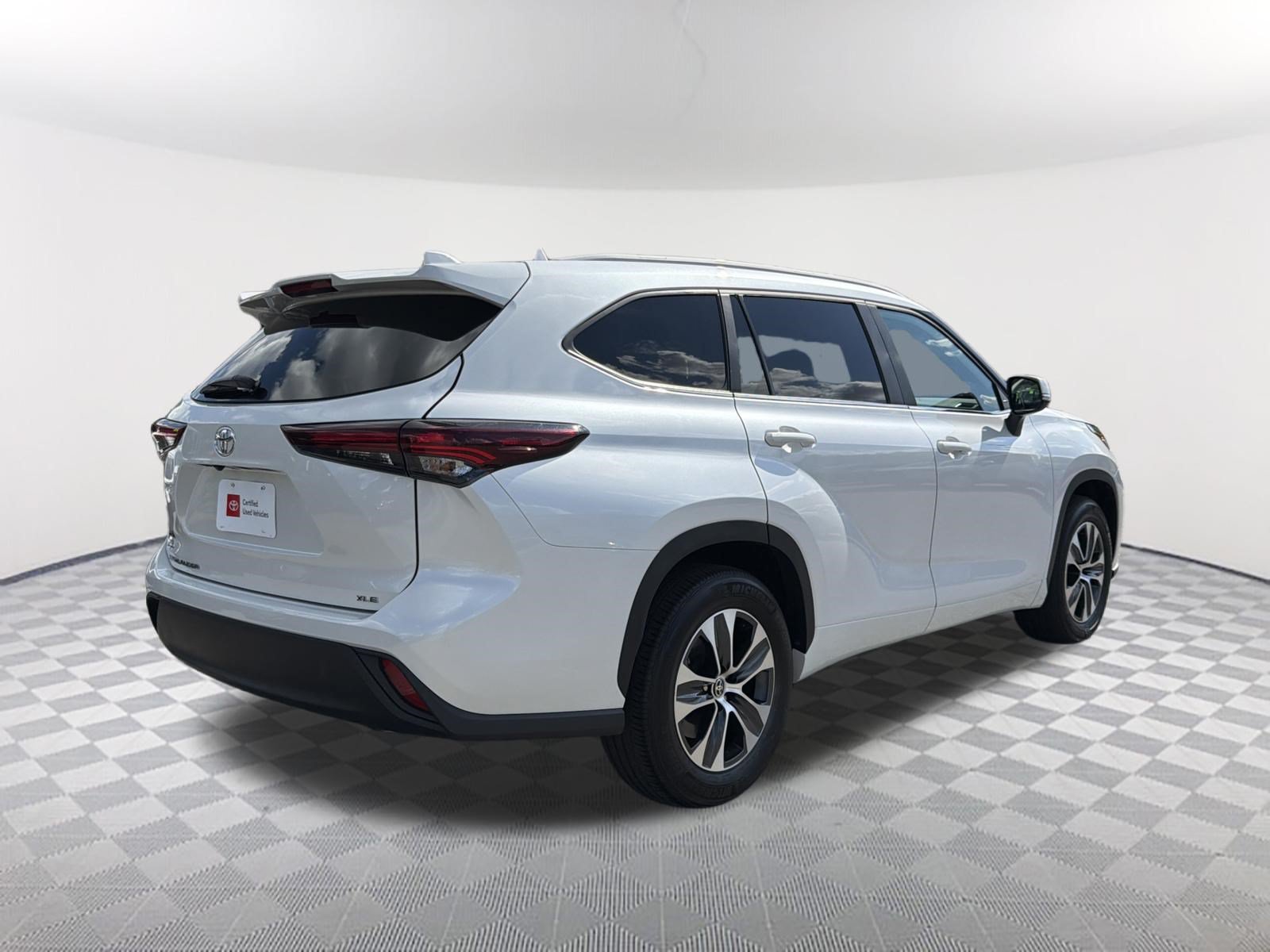 Certified 2025 Toyota Highlander XLE FWD image 18