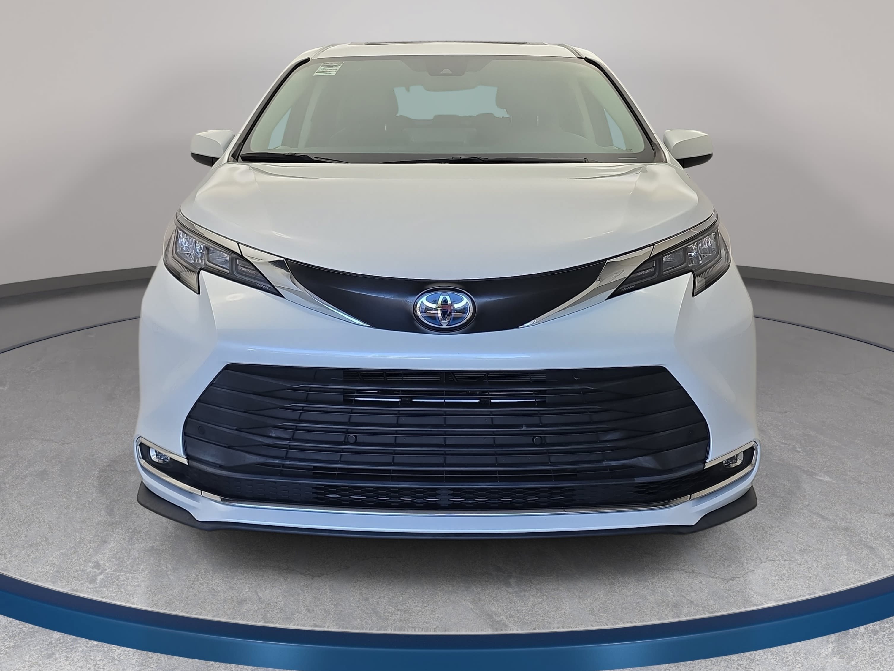 Used 2024 Toyota Sienna XLE FWD image 2