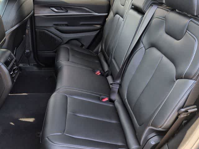 Used 2023 Jeep Grand Cherokee Limited AWD/4WD image 19
