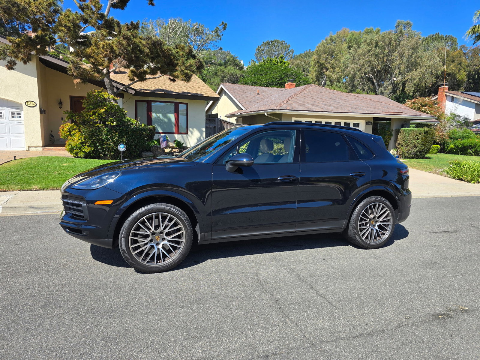 Used 2022 Porsche Cayenne Platinum Edition w/ Premium Package Plus image 9