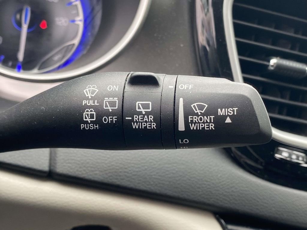 Used 2024 Chrysler Pacifica Touring-L image 22