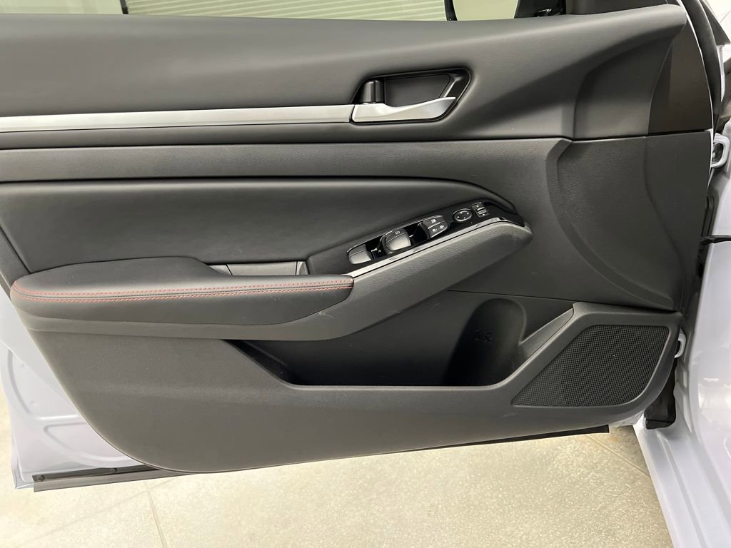 Used 2024 Nissan Altima 2.5 SR image 10