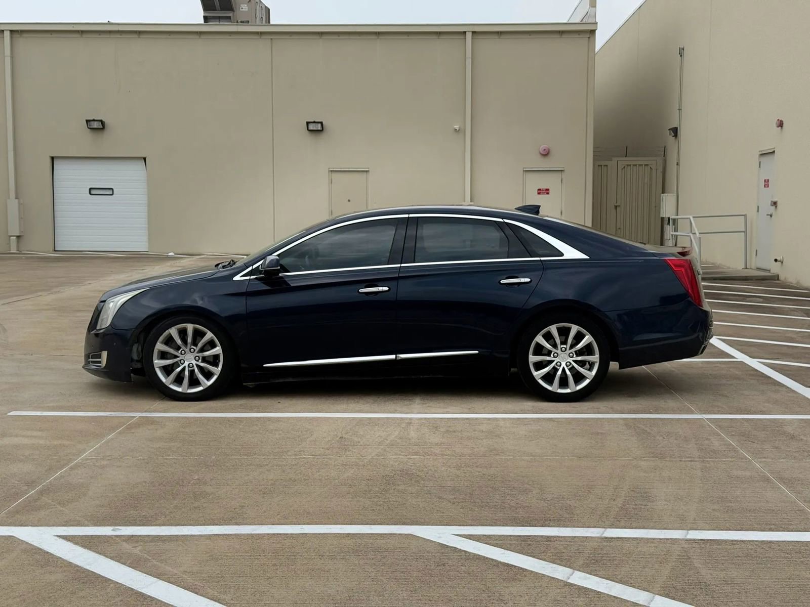 Used 2016 Cadillac XTS Luxury w/ Driver Awareness Package FWD image 4
