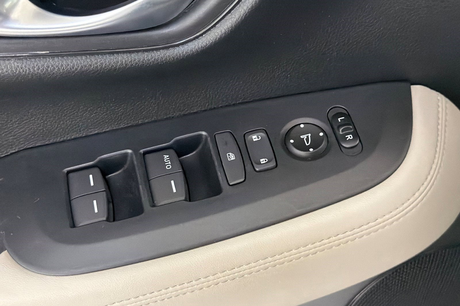 Used 2025 Honda HR-V LX image 14