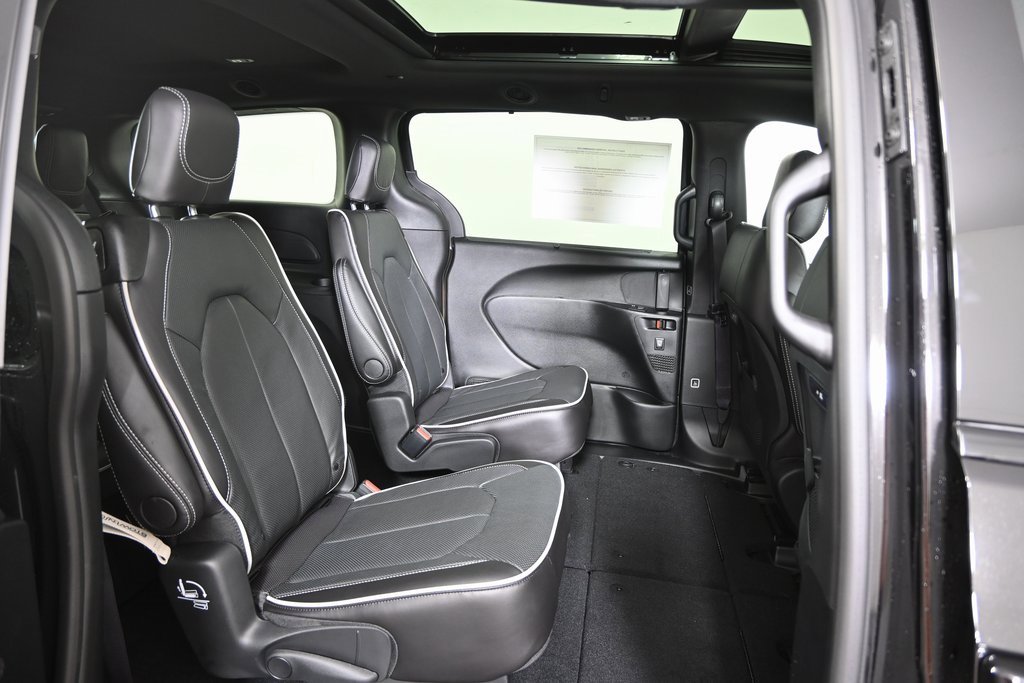 New 2026 Chrysler Pacifica Limited image 15