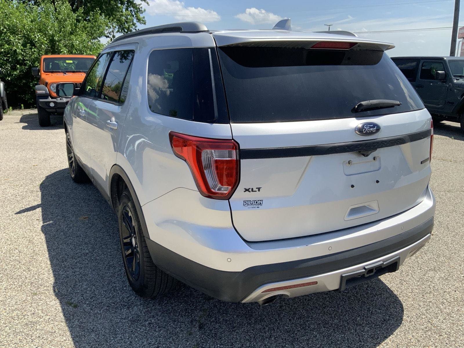 Used 2017 Ford Explorer XLT FWD image 8